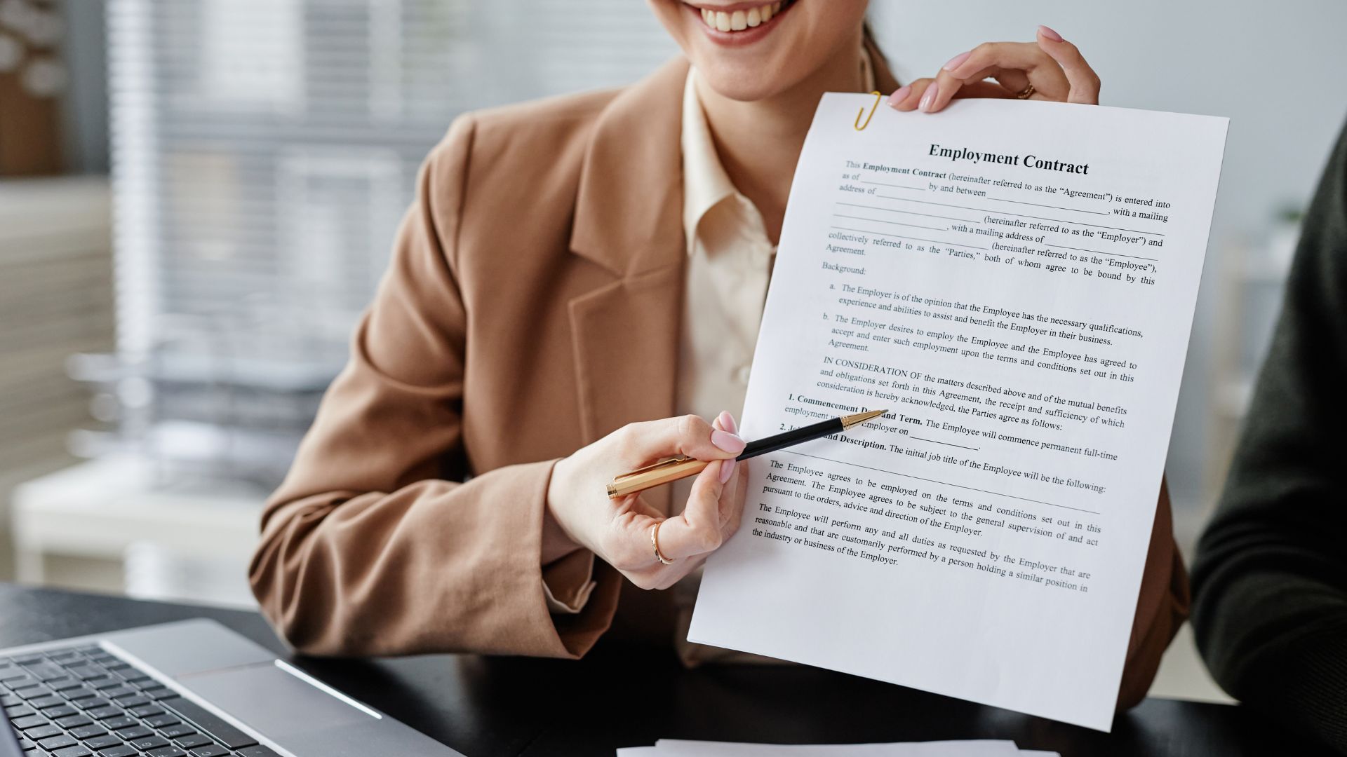 ¿Qué debe incluir un contrato laboral para proteger a ambas partes?